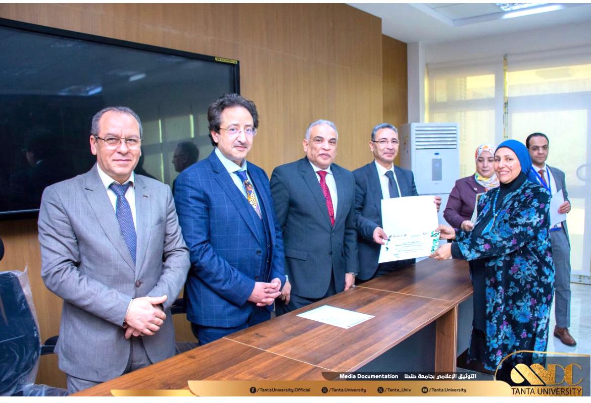 تكريم الأستاذ الدكتور مها عامر خلال الملتقى البيئي الأول لجامعات تحالف الدلتا